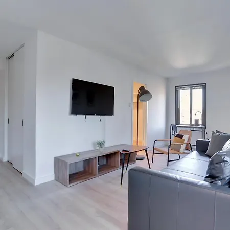 Stylish Modern And Comfy Studio W View Park